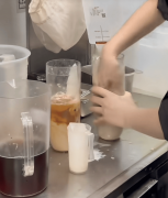 霸王茶姬手打食安危机：业绩下滑股价腰斩被下